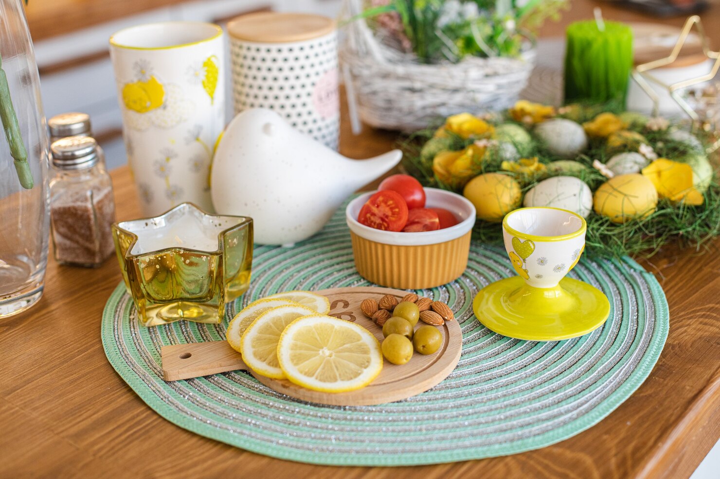 Mesa con alimentos naturales y nutritivos que apoyan un estilo de vida saludable e integral